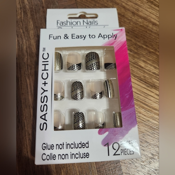 3 for $12 ! Fashion Nails - Black and Gold - Picture 1 of 2